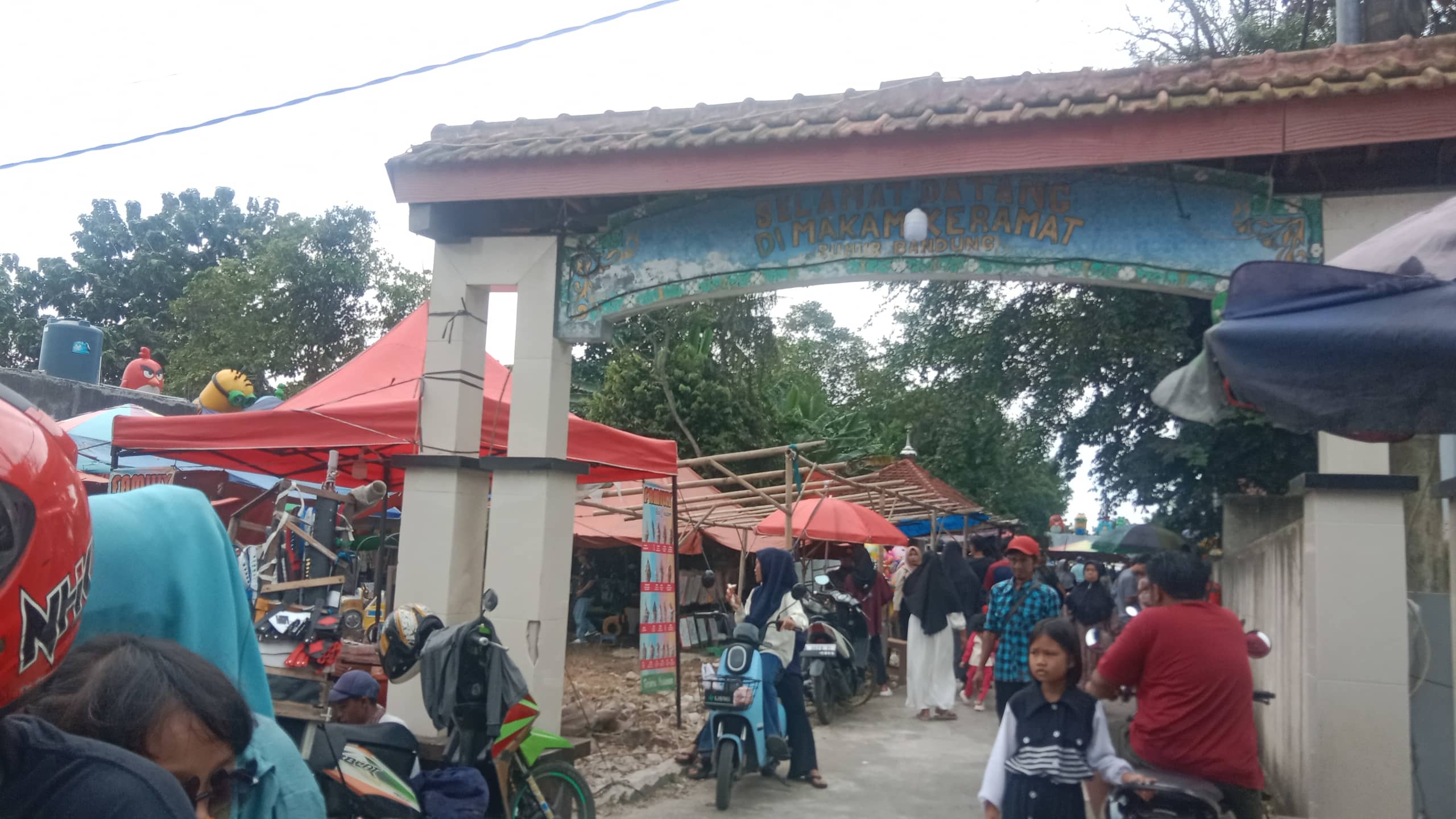 Wisata Religi Makam Petilasan Angling Darma Sumur bandung, Ramai Pengunjung