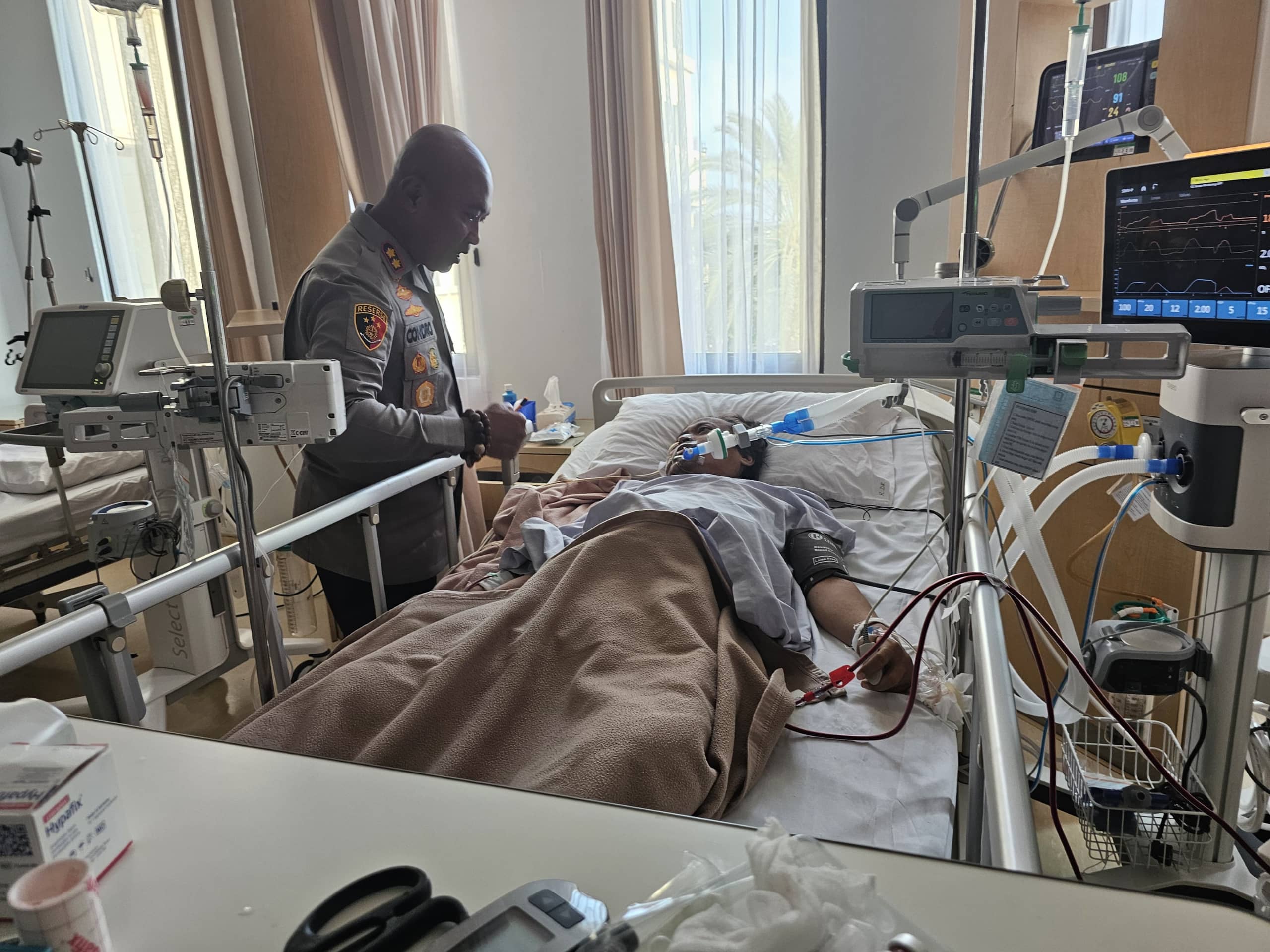 Beri Dorongan Dan Motivasi, Kapolres Serang Jenguk Anggota Sakit