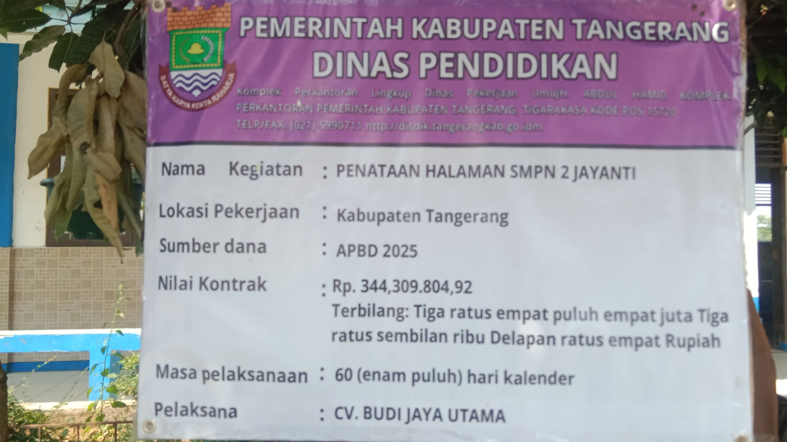 Proyek Penataan Halaman SMPN 2 Jayanti : Terkesan asal - asalan Pekerja Tanpa di Lengkapi K3