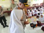 Kapolres Serang Mengujungi SDN Sadah Bagikan Buku bacaan Tengtang Agama Kapolres Serang Mengujungi SDN Sadah Bagikan Buku bacaan Tengtang Agama