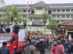 Aksi Demo di Depan Kantor Bupati: FWJ Indonesia Tuntut Tanggungjawab Bupati Aksi Demo di Depan Kantor Bupati: FWJ Indonesia Tuntut Tanggungjawab Bupati