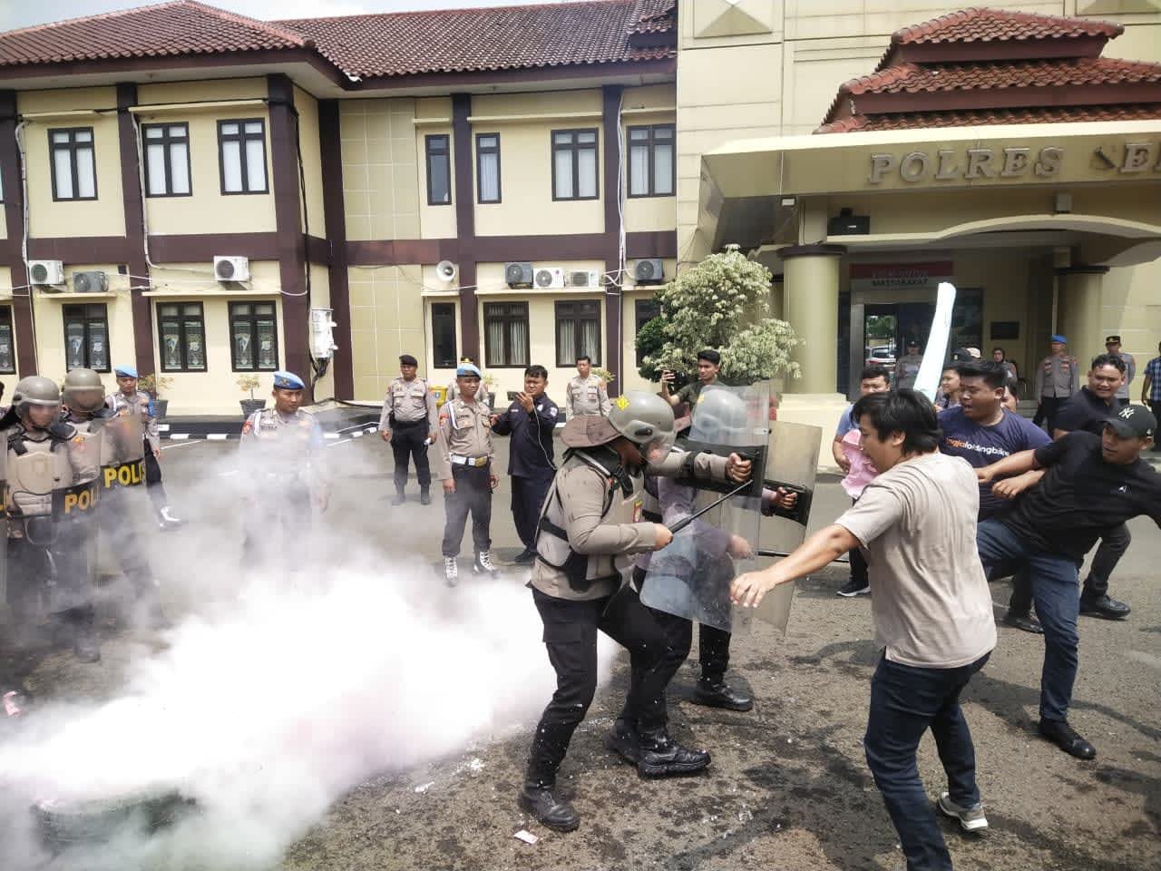 Antisipasi Unjuk Rasa Anarkis, Polres Serang Gelar Simulasi Pengamanan
