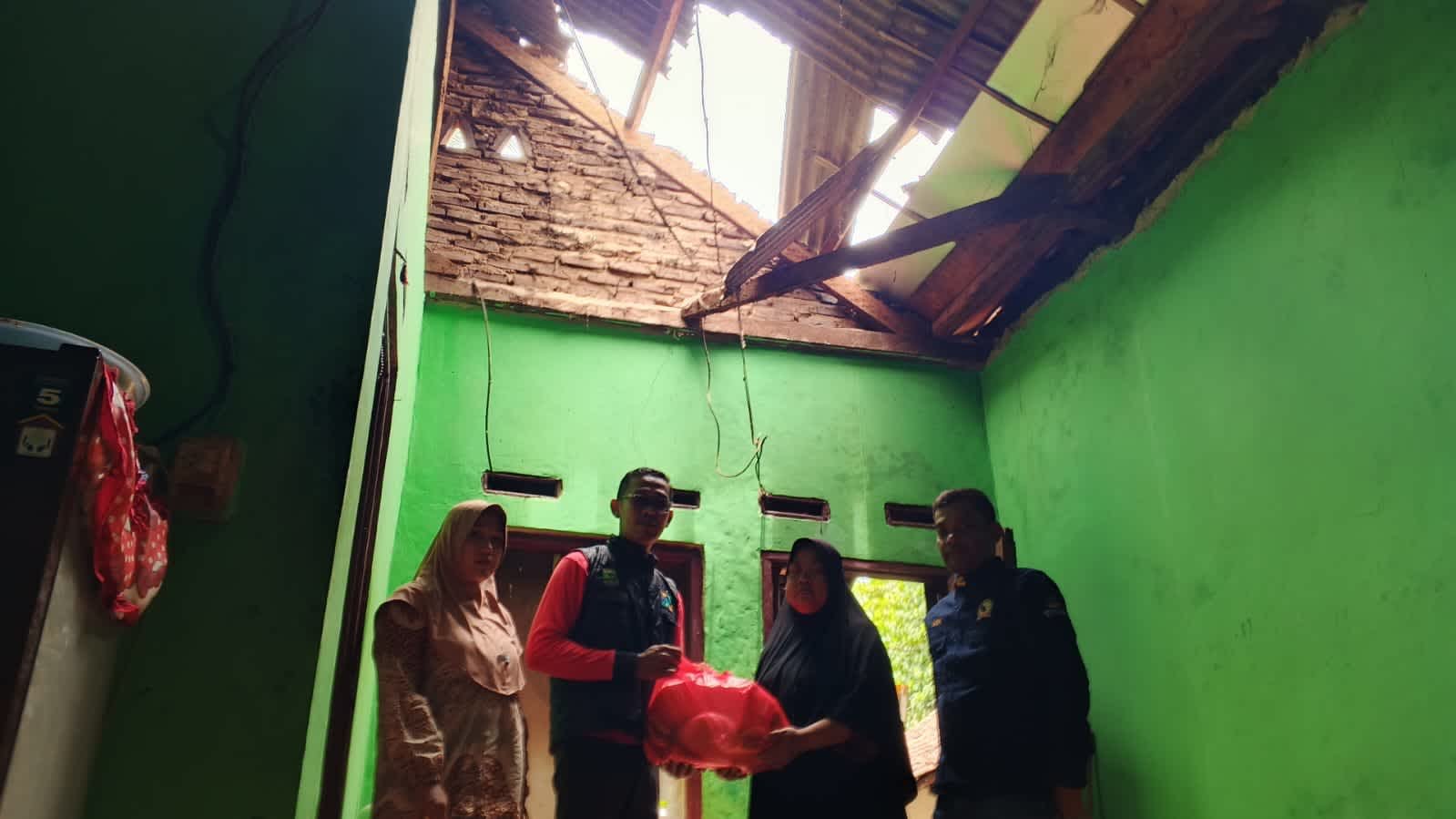 Dua Rumah Warga Desa Bulagor dan Desa Pagelaran Tersambar Petir, Tim Tanggap Bencana Turun Langsung