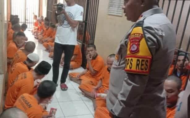 Kapolres Serang Bersilaturahmi Sambil Ngobrol Bareng Dengan Para Tahanan Di Rutan Mapolres Serang