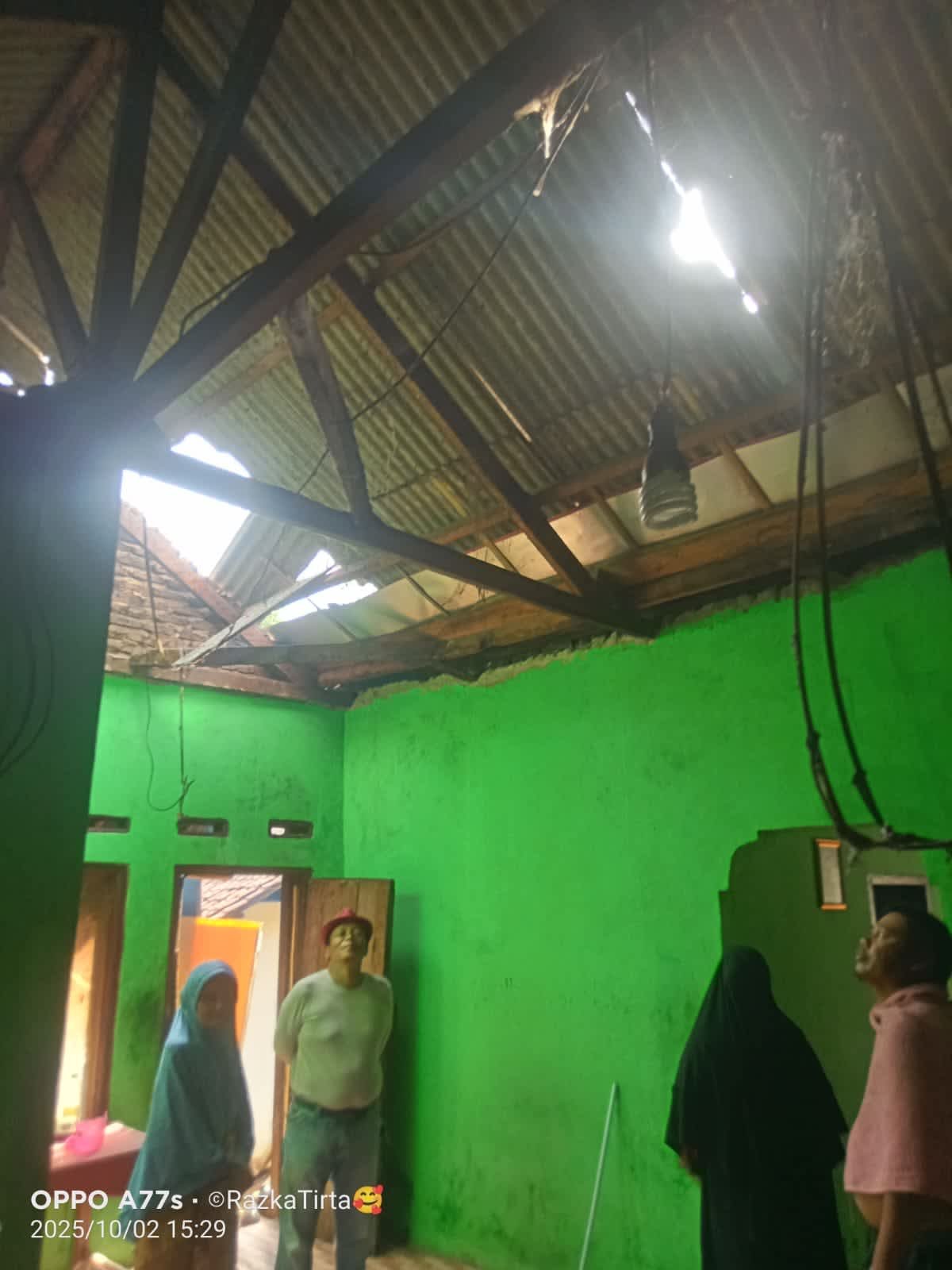 Rumah Warga Tersambar Petir, Kades Bulagor Jaenudin, SH Tunjukkan Kepedulian Nyata