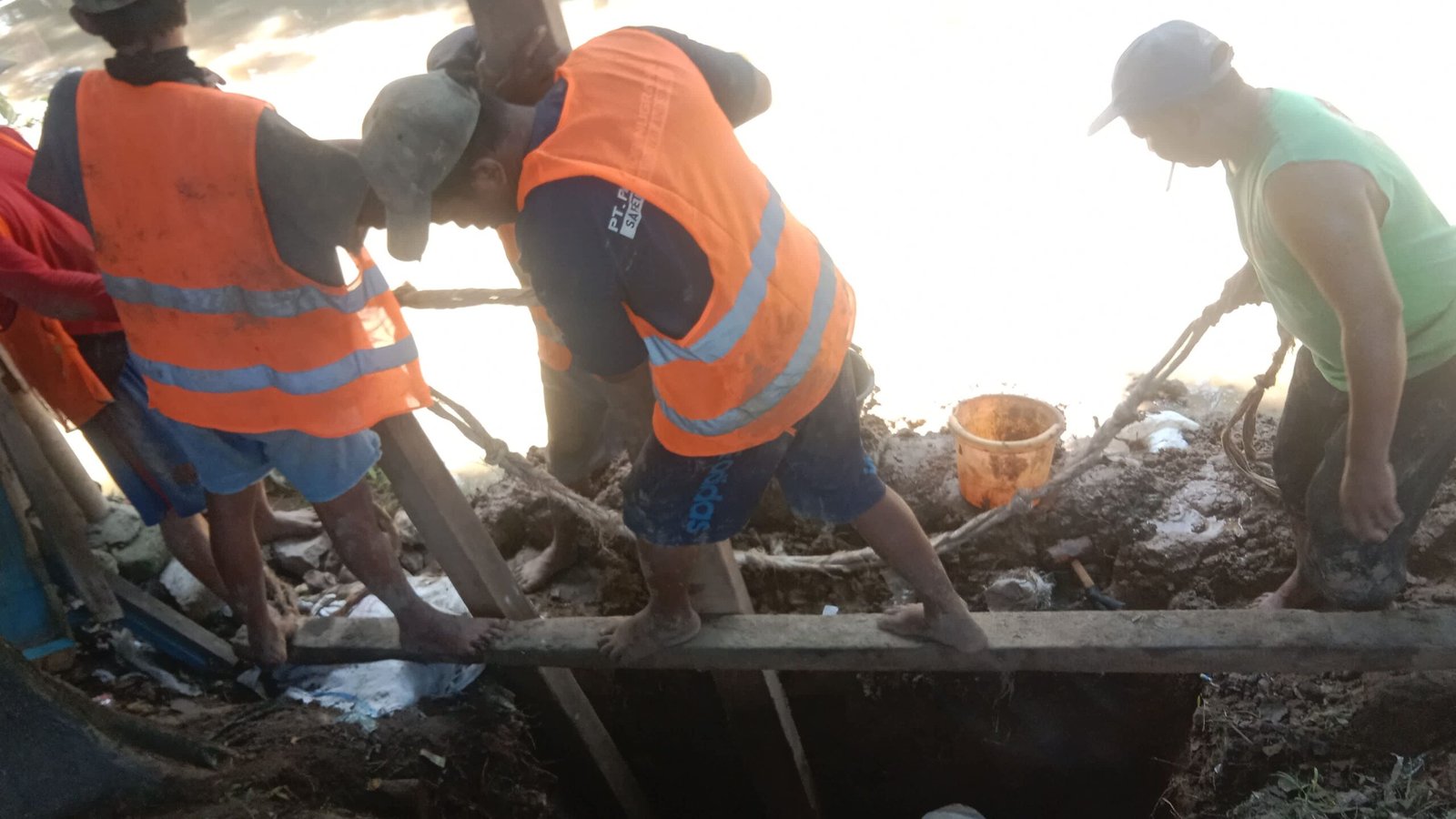 Galian Kabel PLN Sepanjang Satu Kilometer di Sutet Desa Sukamurni Balaraja Dikeluhkan Warga