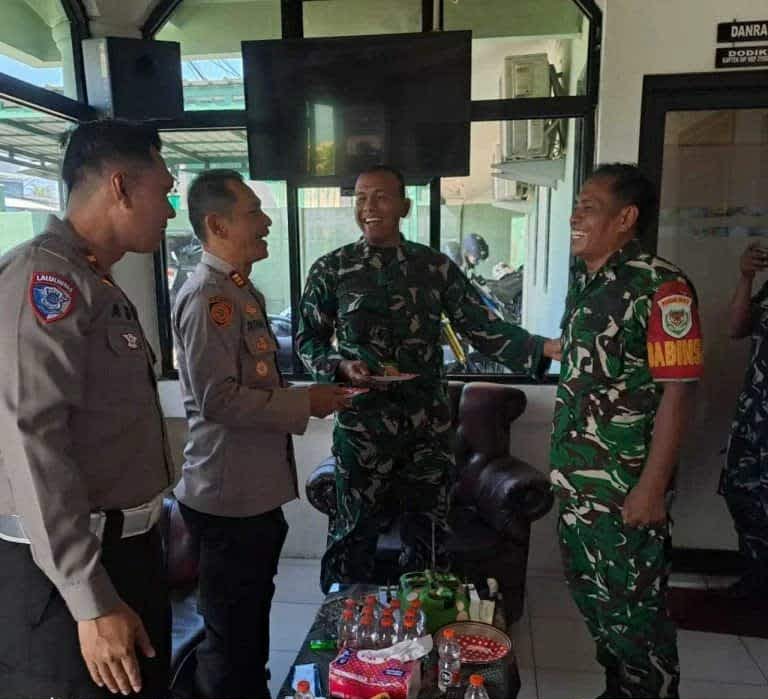 Kapolsek Cikande, AKP Tatang Beserta Jajaran Datangi Markas Koramil Cikande, Beri Kejutan Di Hari HUT TNI Yang Ke-80