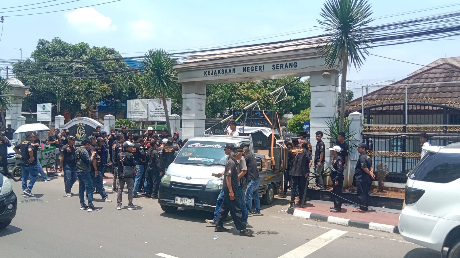 Ormas Lapbas Indonesia Gelar Aksi Damai di Depan Kejari Kota Serang