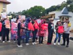Aksi Unras Peduli Emak-Emak Simbolis Penyerahan Sembako Bagi Janda Tua Dan Kaum Dhuafa Di Depan Gedung DPRD Tangkot Aksi Unras Peduli Emak-Emak Simbolis Penyerahan Sembako Bagi Janda Tua Dan Kaum Dhuafa Di Depan Gedung DPRD Tangkot