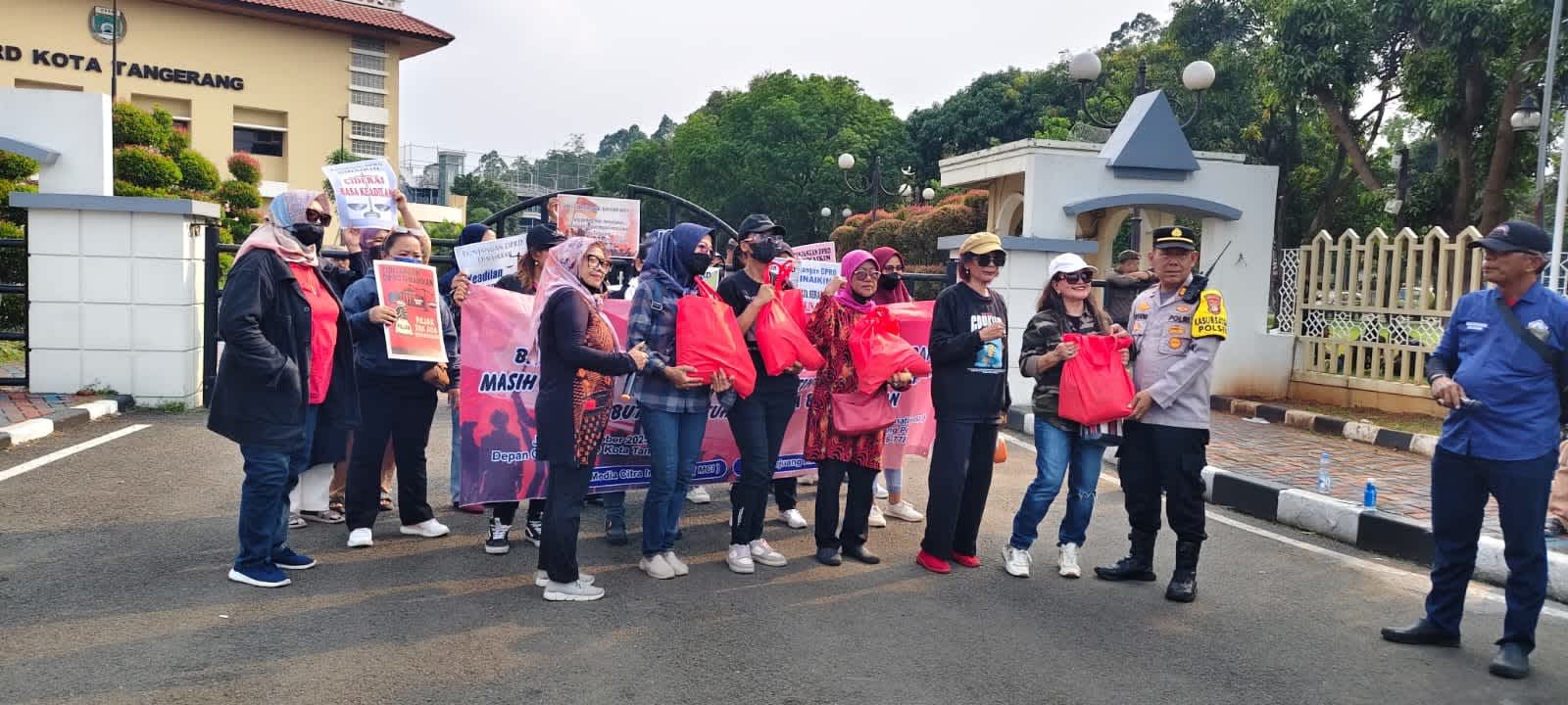 Aksi Unras Peduli Emak-Emak Simbolis Penyerahan Sembako Bagi Janda Tua Dan Kaum Dhuafa Di Depan Gedung DPRD Tangkot