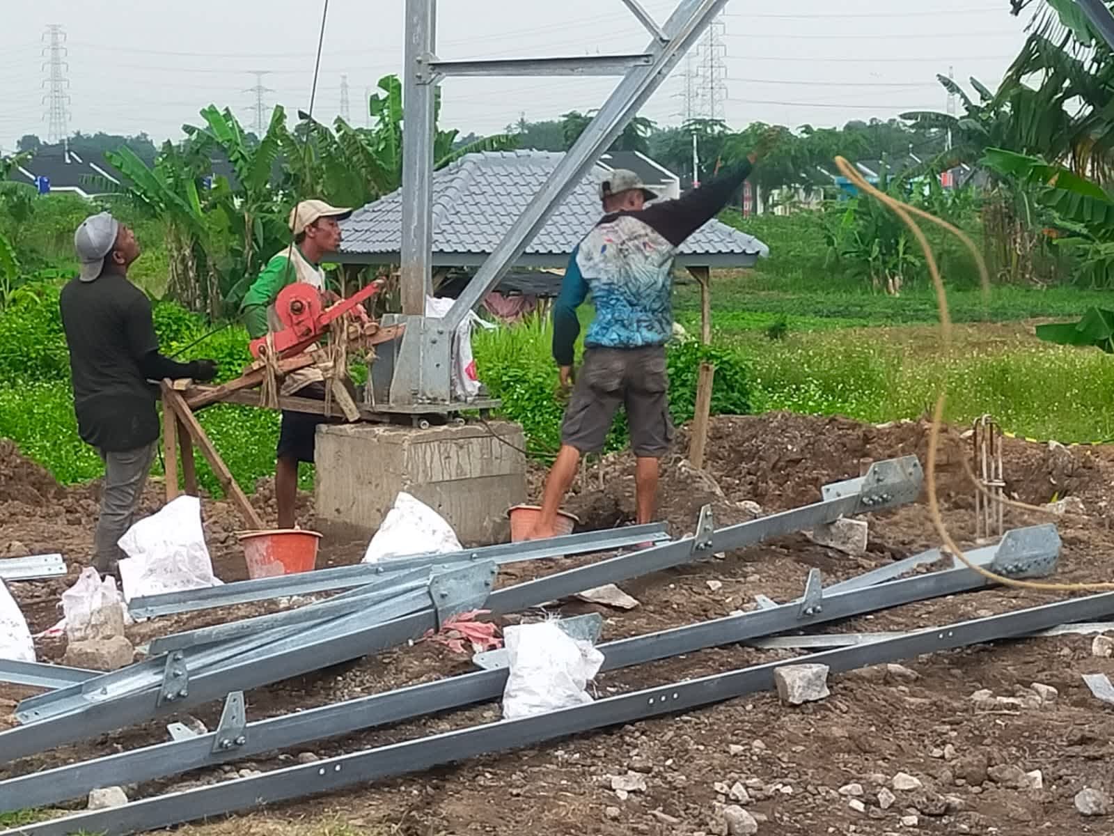 Proyek Tower Indosat di Sukamulya Diduga Belum Lengkapi Izin, Abaikan Keselamatan Kerja