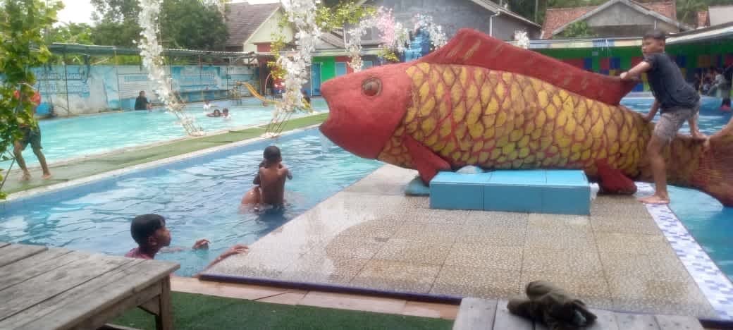 Kolam Renang Srikandi Panimbang Ramai Dikunjungi Pengunjung