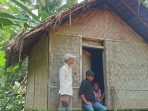 Ambu Kaminah, Nenek Sebatang Kara di Cikeusik Tinggal di Rumah Tidak Layak Huni Ambu Kaminah, Nenek Sebatang Kara di Cikeusik Tinggal di Rumah Tidak Layak Huni